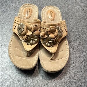 Clarks Tan Floral Sandals Thong Design